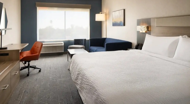 Люкс Holiday Inn Express & Suites Fresno Airport by IHG