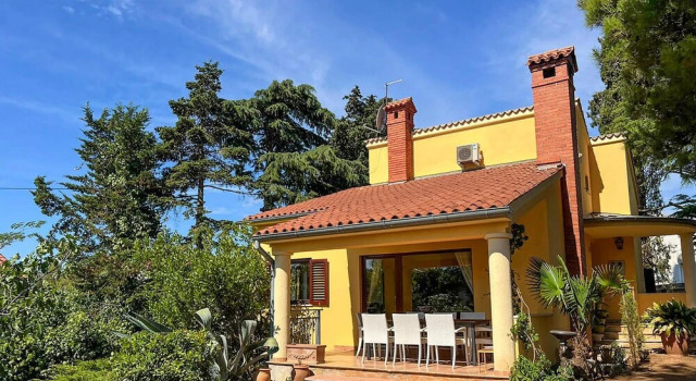 Amazing Home in Pomer With Wifi and 3 Bedrooms, Book Hotel Hoteller i Pomer med parkering, Parkering