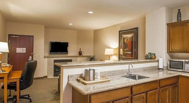 Шестиместный люкс Comfort Suites Glendale - State Farm Stadium Area