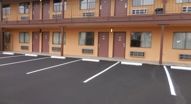 Best Economy Inn & Suites, Buchen Sie Hotel SPA-Hotels in Bakersfield, SPA