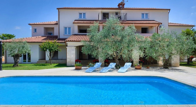 Nicely furnished apartment with covered terrace, located in front of the pool