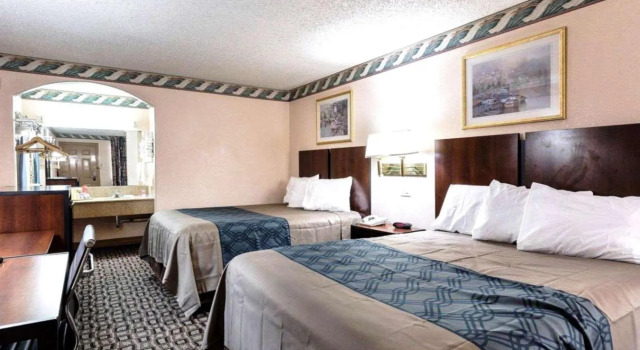 Четырёхместный номер Americas Best Value Inn-Near NRG Park/Medical Center