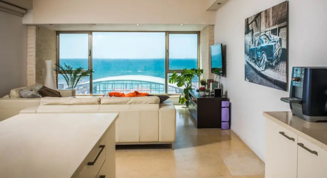 One of a Kind Gordon Beach Front 2BR Apt, Забронировать Апартаменты/квартира Апартаменты Тель-Авива, рядом с Парк независимости, Апартаменты/квартира