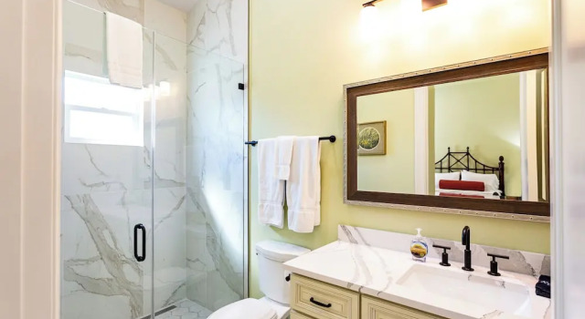 Коттедж Comfort Imola: Newly Remodeled Pool Home Minutes from Vanderbilt Beach. Family-Friendly Retreat with 4 BR, 3.5 Bathrooms, and Private Screened Pool. Perfect Location Near Mercato and Naples Attractions