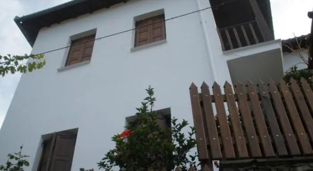 Village House, Book Hotel Agios Lavredios 