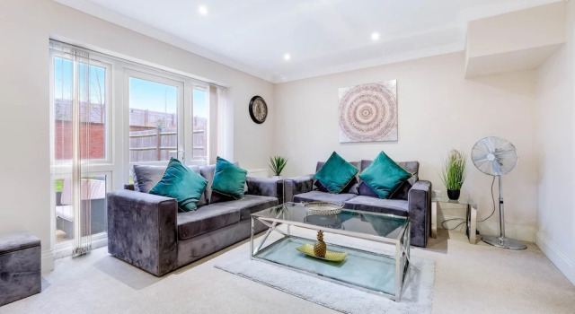 Коттедж Town Center 4 Bedroom 4 bathroom House