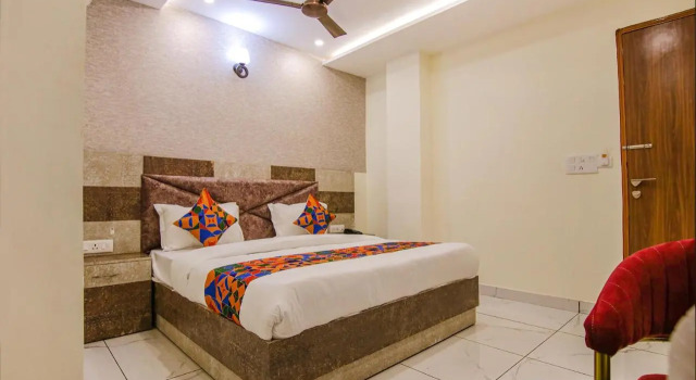 Fabhotel Meridian Inn, Varaa Hotelli Hotellit Chandigarh Region aamiaisella, Aamiainen