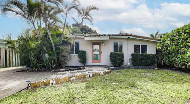 Коттедж 5 Mi to Las Olas Beach! Bright Home w/ Fenced Yard