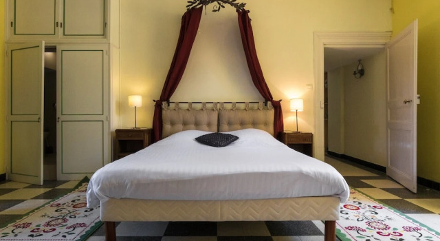Castle Apartment in Chaleix by Forest, Book Apartment Hotels in Vergnelibert with Parking, Parking