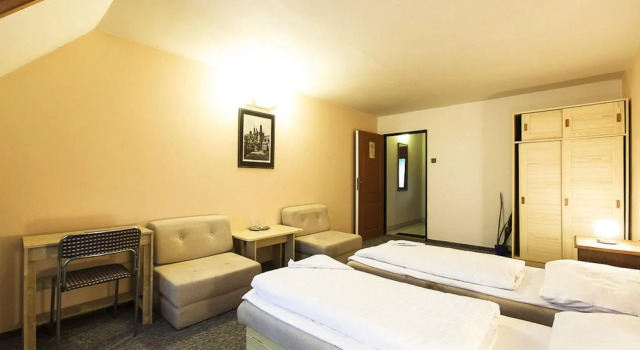 Pension U Dvou čápů, Rezerwuj Hotel Hotele w Central Bohemia z parkingiem, Parking
