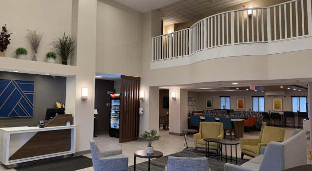 Holiday Inn Express Syracuse-Fairgrounds, Varaa Hotelli Hotellit New York State pysäköinnillä, Pysäköinti