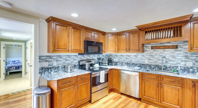 Коттедж с 3 комнатами Coastal Lincoln City Home w/ Spacious Deck!