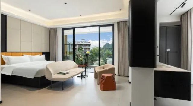 Семейный люкс с балконом Hotel Sunrise