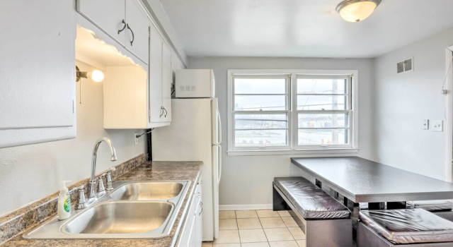 Коттедж Cozy Milwaukee Home: 3 Mi to Whitefish Bay!