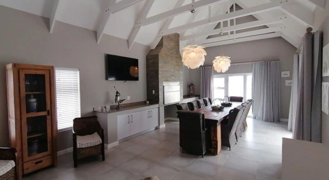 8 Prestwick St Francis Links, Buchen Sie Ferienhaus Villen in Humansdorp, Villa