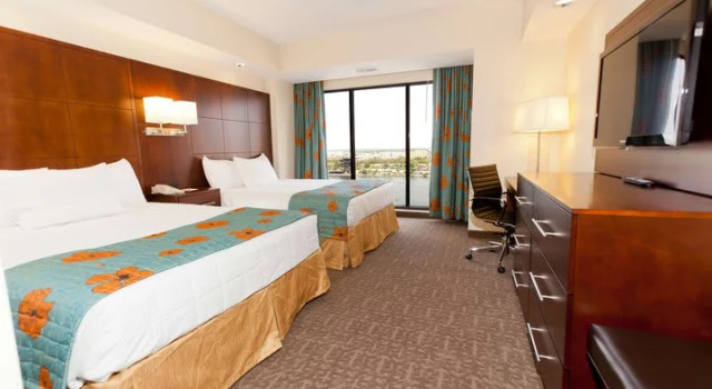 Superior Accessible Doppel Suite mit Stadtblick Ramada Plaza by Wyndham Orlando Resort & Suites Intl Drive