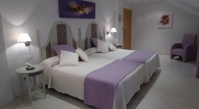 Трёхместный номер Standard с балконом Hotel Valle de Cabezón