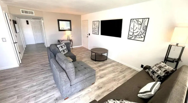 Modern Lakehouse Compound, boat parking, sleeps 16