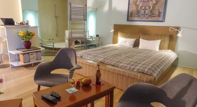 Rosedene Lodge - All solar, all aircon with pool and garden, Забронировать Отель Си-Пойнт Кейптаун, рядом с Sea Point Pavilion Swimming