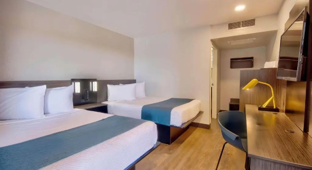 Четырёхместный номер Standard Motel 6-Palmdale, CA