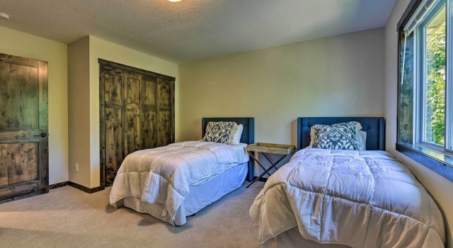 Modern Nisswa Escape w/ Deck: Walk to Gull Lake!, Varaa Hotelli Hotellit Minnesota pysäköinnillä, Pysäköinti