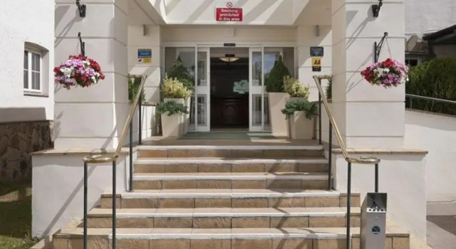 Кровать в общем номере Airport Inn Manchester