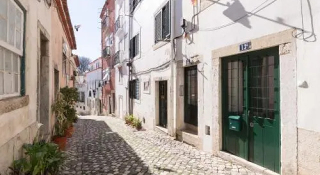 TravelingToLisbon 120 - Alfama, Забронировать Отель Санта-Мария-Майор Лиссабон, рядом с Money Museum