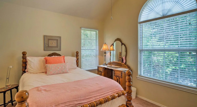 2 Furnished Decks & Lake Views: Austin Escape