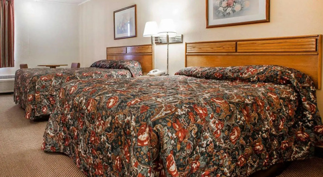 Четырёхместный номер Standard Baymont Inn & Suites by Wyndham Newton IA