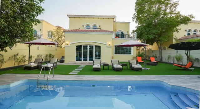6 plus 1 Bdr Villa Jumeirah Park with Amz Climatized huge private pool - 5 min from Jbr beach