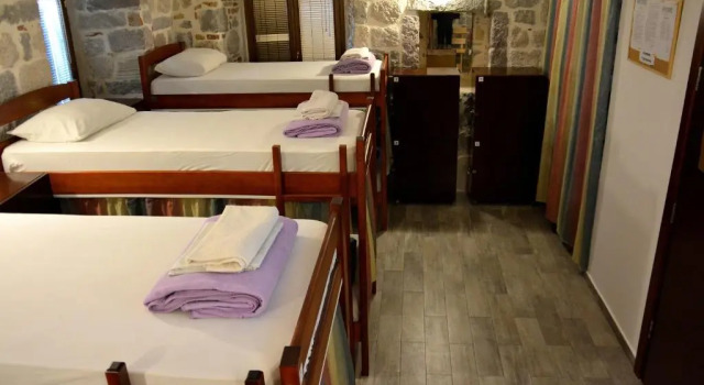 Кровать в общем номере Montenegro Backpackers Home Kotor