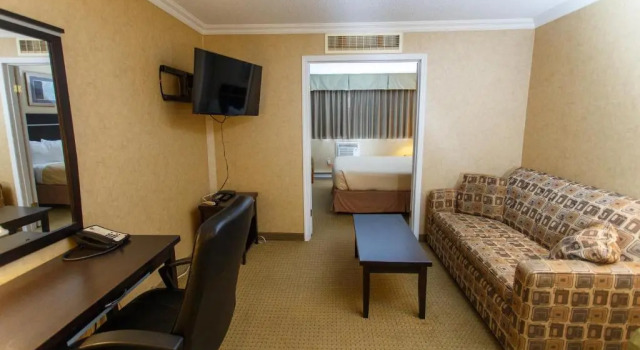 Люкс The George Dawson Inn & Conference Centre
