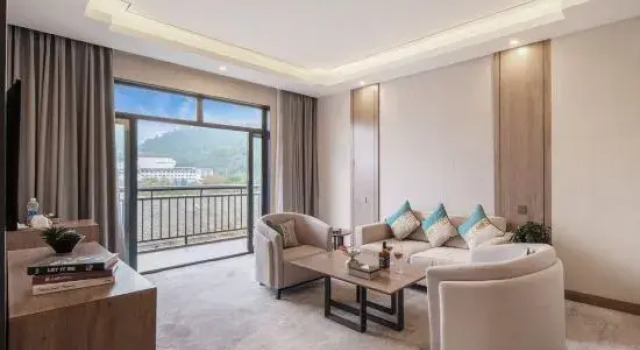 Люкс с красивым видом из окна Zhangjiajie Expert Village Yangguang Hotel (Zhangjiajie National Forest Park Wulingyuan)