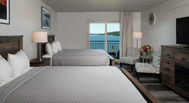 Четырёхместный номер Standard с балконом и с видом на озеро Harbor Shores on Lake Geneva
