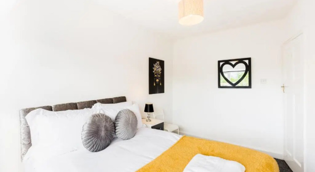 Коттедж с 4 комнатами CIean and Cozy Quiet 4 Bedroom House in Acocks Green close to NEC perfect for contractors and families