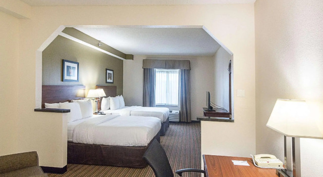 Четырёхместный номер Standard Quality Inn & Suites West Chase