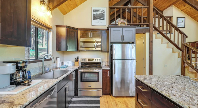 Коттедж с 4 комнатами Cabin w/ Deck & Fire Pit in Blue Lake Springs!
