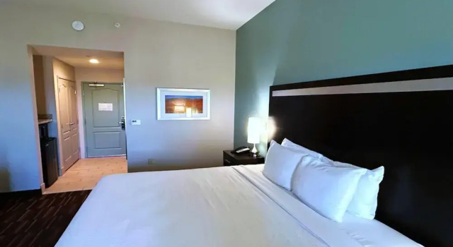 Люкс c 1 комнатой Wyndham Garden Lancaster CA