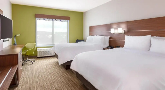 Четырёхместный номер Executive Holiday Inn Express Calhoun South by IHG