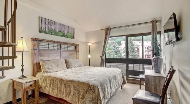 Номер Standard Pet-Friendly Ski in Ski out Condo 30 Second Walk to Lift  - SF204 by RedAwning