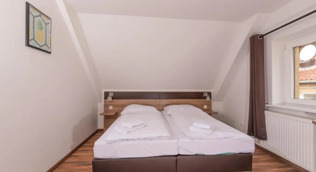Boutique-Hotel Kronenstuben - unschlagbare Zentrumsnähe direkt am Marstall & Marktplatz - Schloss in 3 Min - Frühstück - Langzeitmiete, Забронировать Отель Отели и гостиницы Людвигсбург, рядом с Конференц-центр Forum am Schlosspark, Отель