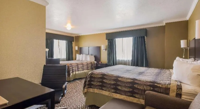 Четырёхместный люкс Best Western Richfield Inn