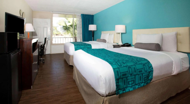 Четырёхместный номер Standard с видом на внутренний двор Howard Johnson by Wyndham Lakeland
