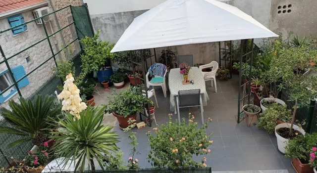 Cozy Studio Apartments With Terrace Near Kaštela Promenade, Varaa Huoneisto Hotellit Split-Dalmatia pysäköinnillä, Pysäköinti