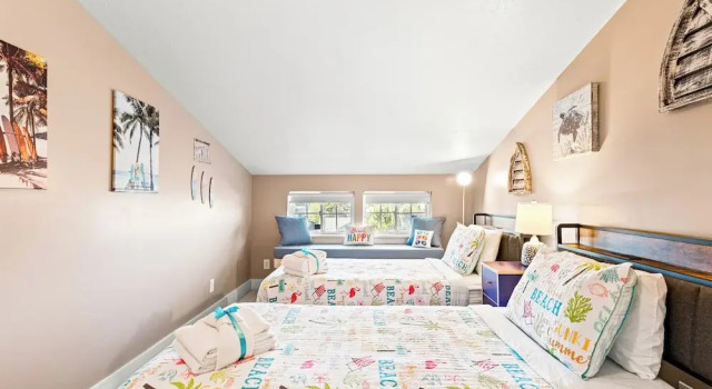 Just Beachy 3BR Dog-friendly Townhouse Near Beaches & Attractions!, Book Feriehus Hoteller i Lower Grand Lagoon med parkering, Parkering