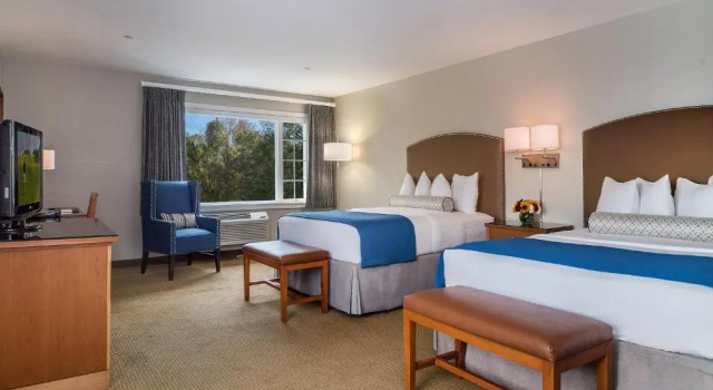 Номер Deluxe Waters Edge Resort & Spa