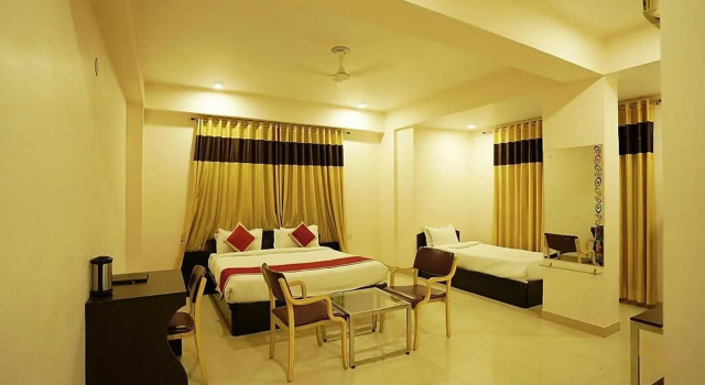 Hotel Raisina Hill, Rezerwuj Hotel Hotele w Sikar z parkingiem, Parking