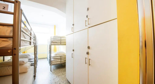 Кровать в общем номере Отель Safestay Athens