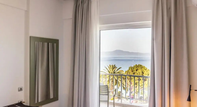 Camera tripla Standard 1 camera da letto con balcone e con vista mare Messinian Bay