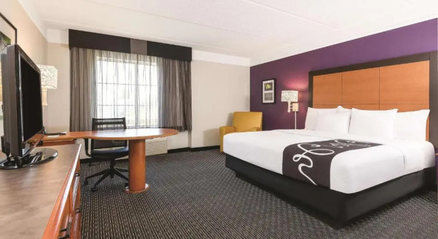 Двухместный номер Deluxe La Quinta Inn & Suites by Wyndham University Area Chapel Hill